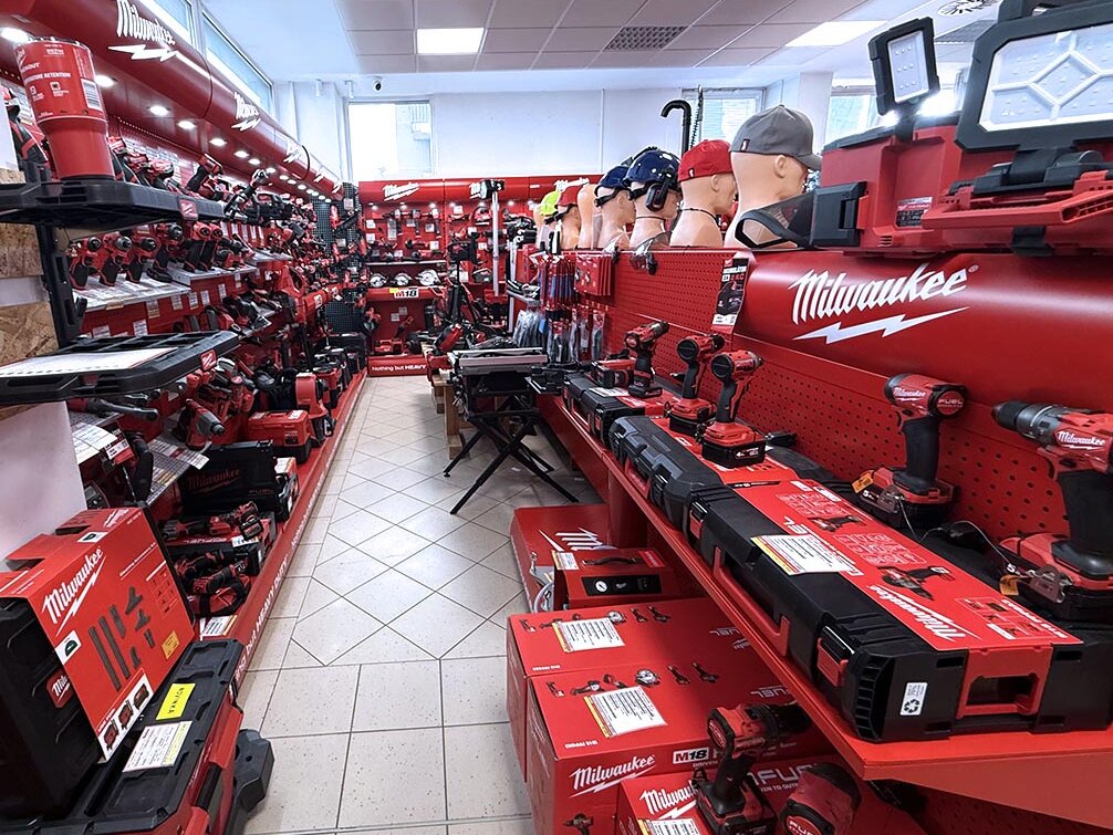 Expozice nářadí Milwaukee v prodejně