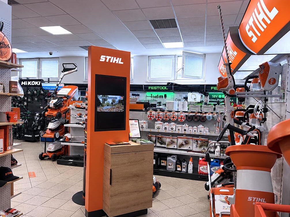 Vystavené nářadí značek Stihl, Festool a Hikoki